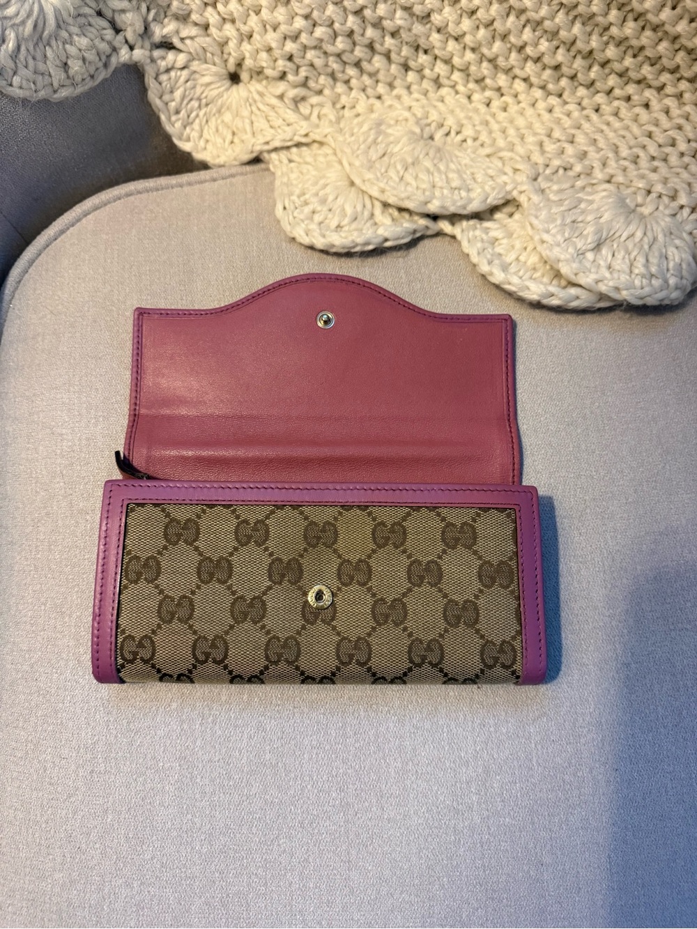 Gucci Beige GG Canvas Wallet with Pink Trim and Gold Hardware - Picture 2 of 6
